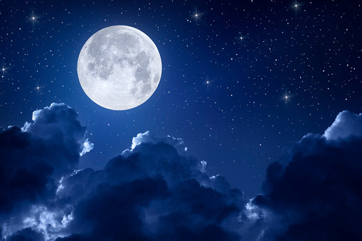 Dreaming of Being Naked in Public: 7 Meanings (Spiritual & Psychological)